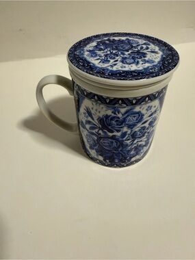 Three-piece ceramic tea infuser mug featuring a blue-and-white floral pattern